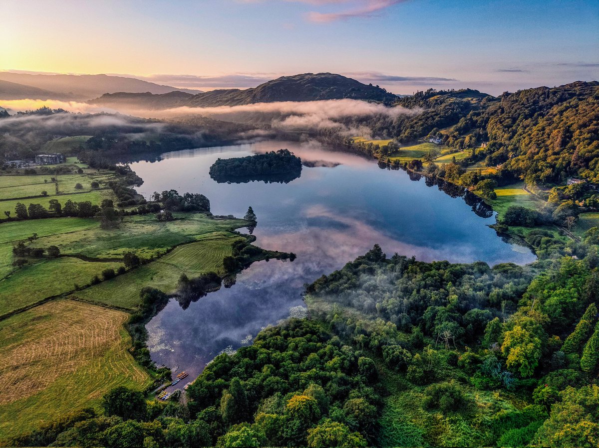 Morning everyone I hope you are well.Morning light from Silver How, overlooking Grasmere and Loughrigg. Have a great day.

#LakeDistrict