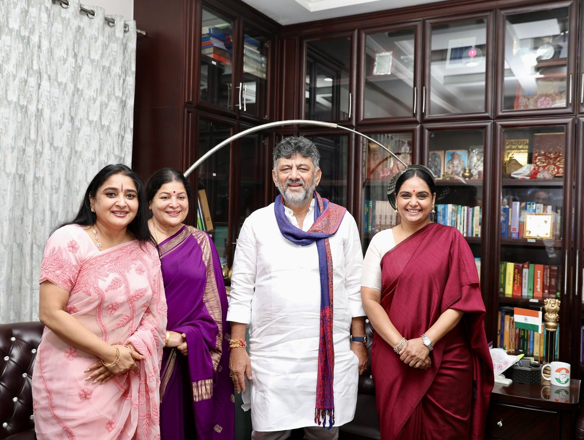 DKShivakumar's tweet photo. ಖ್ಯಾತ ನಟಿಯರಾದ ಶ್ರೀಮತಿ ಜಯಮಾಲಾ, ಶ್ರೀಮತಿ ಶೃತಿ ಹಾಗೂ ಶ್ರೀಮತಿ ಮಾಳವಿಕಾ ಅವಿನಾಶ್ ಅವರು ಇಂದು ನನ್ನನ್ನು ಗೃಹ ಕಚೇರಿಯಲ್ಲಿ ಭೇಟಿಯಾಗಿ, ಮೇರು ನಟ ವಿಷ್ಣುವರ್ಧನ್ ಅವರಿ���ೆ ಮರಣೋತ್ತರವಾಗಿ ಕರ್ನಾಟಕ ರತ್ನ ಪ್ರಶಸ್ತಿ ನೀಡುವಂತೆ ಹಾಗೂ ಅವರ ಸ್ಮಾರಕ ನಿರ್ಮಾಣ ಸಂಬಂಧ ಮನವಿ ಸಲ್ಲಿಸಿದರು.

ಇದೇ ವೇಳೆ ಇತ್ತೀಚೆಗೆ ನಿಧನರಾದ ನಟಿ ಬಿ. ಸರೋಜಾದೇವಿ ಅವರ ಹೆಸರನ್ನು ಅವರು ವಾಸವಿದ್ದ ಮಲ್ಲೇಶ್ವರಂನ ರಸ್ತೆಗೆ ನಾಮಕರಣ ಮಾಡುವಂತೆಯೂ ಮನವಿ ಮಾಡಿದರು.