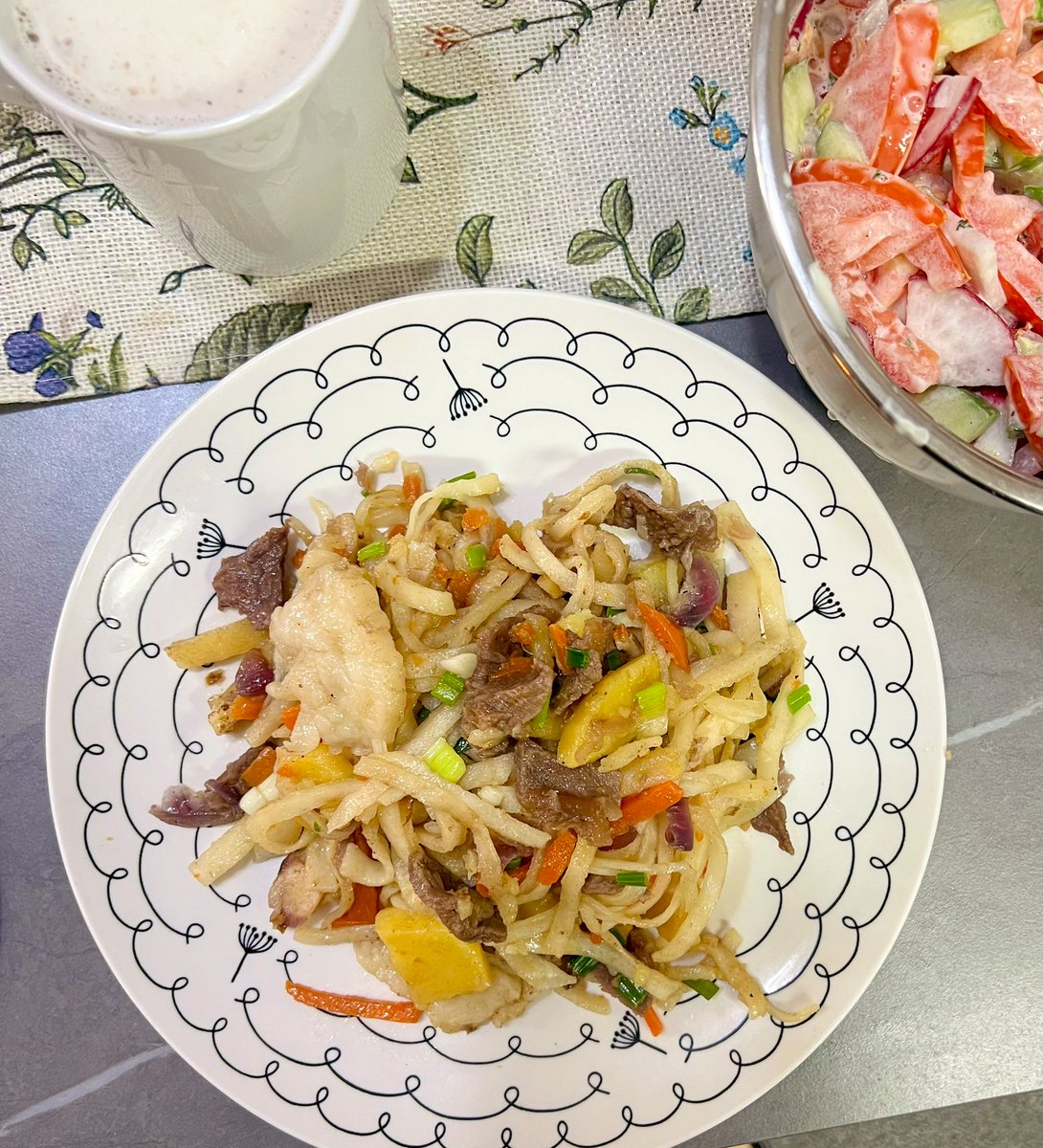 Гадны алдартай хоолны жорны сайтуудад “Mongolian fried noodles (Tsuivan”) гэж жор оруулаад, доор нь Наадах чинь монгол цуйван биш” гээд монголчуудынхаа хэрүүл зарга хийсэн сэтгэгдлийг уншаад хэвтэж байх юмсан.