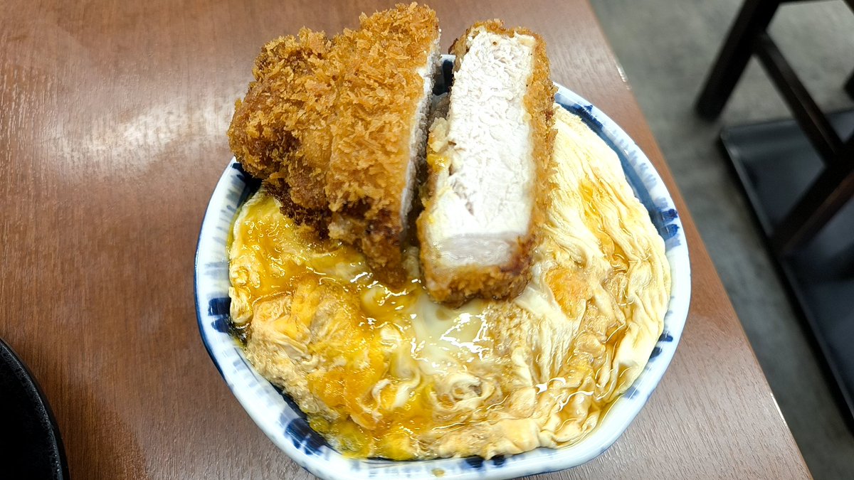 cutiecookie131's tweet photo. 80 四街道 駕籠屋
カツ丼 醤油ラーメン

超カツ丼が有名なお店
ラーメン食べたかったので、ノーマルカツ丼に！
普通にラーメン美味しかった！香味系の香りが好み✨ https://t.co/EbvxJzGDFB
