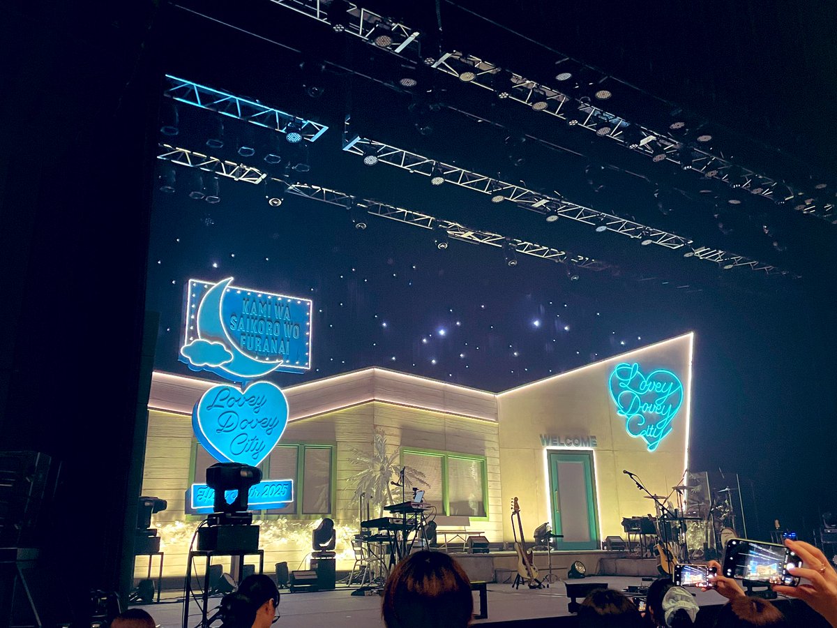 昨日はUVERじゃなくて、神サイのワンマンに初めて行ってきた！
口から音源だったし、演出が新鮮で最高だった！！聴きたい曲も聴けたし大満足🙂‍↕️
また行きたくなるLIVEだったー！

しゃけちゃんありがとう！！！
#神はサイコロを振らない