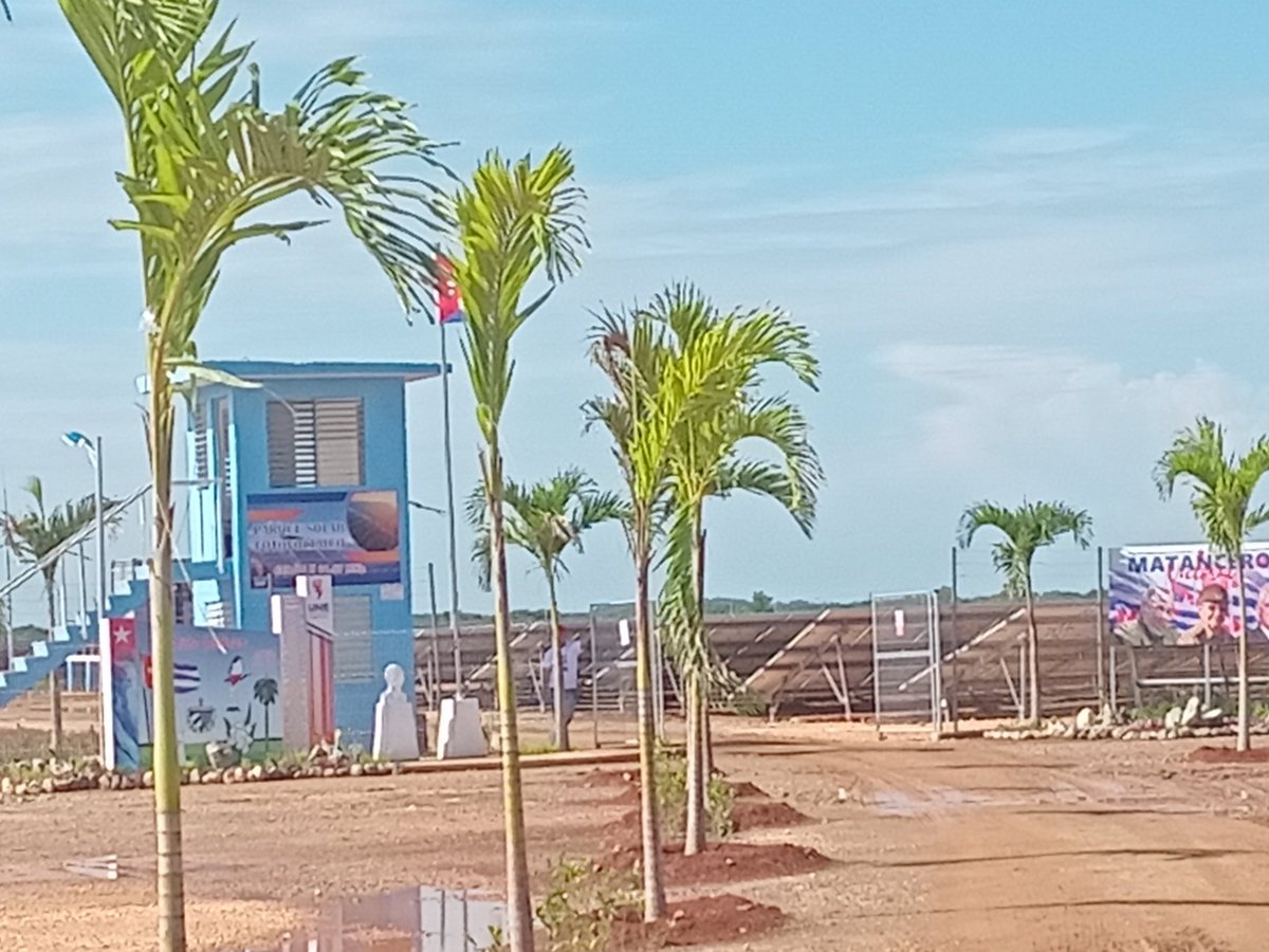 naisa_zulueta's tweet photo. Con la presencia del Comandante Ramiro Valdez, quedó inaugurado el Parque Solar  Fotovoltáico en Colón. El agradecimiento para todos los trabajadores que contribuyeron a que este sueño fuera posible. #Cuba #MatancerosEnVictoria @mariofsabines @CaridadPoey @PartidoPCC https://t.co/TJ4CakKxWd
