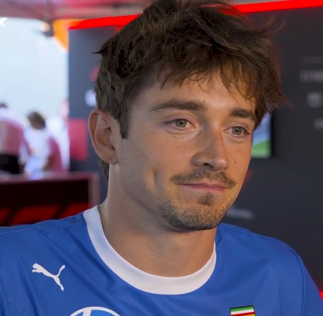 PODEMOS HABLAR DE COMO EL AZUL LO HACE RESALTAR????¡¡! DEFINITIVAMENTE ES SU COLOR