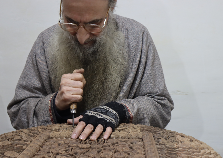 mussarat_zia's tweet image. There is a lot of magic that can be done with 'Dooni Haet', walnut wood. 
Meet Ghulam Nabi Dar Saab, the Carving Connoisseur.
@diprjk @dohhkmr