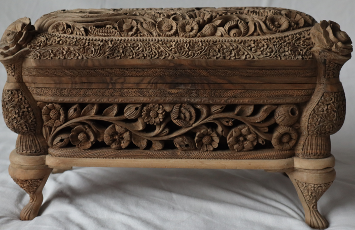 mussarat_zia's tweet image. There is a lot of magic that can be done with 'Dooni Haet', walnut wood. 
Meet Ghulam Nabi Dar Saab, the Carving Connoisseur.
@diprjk @dohhkmr