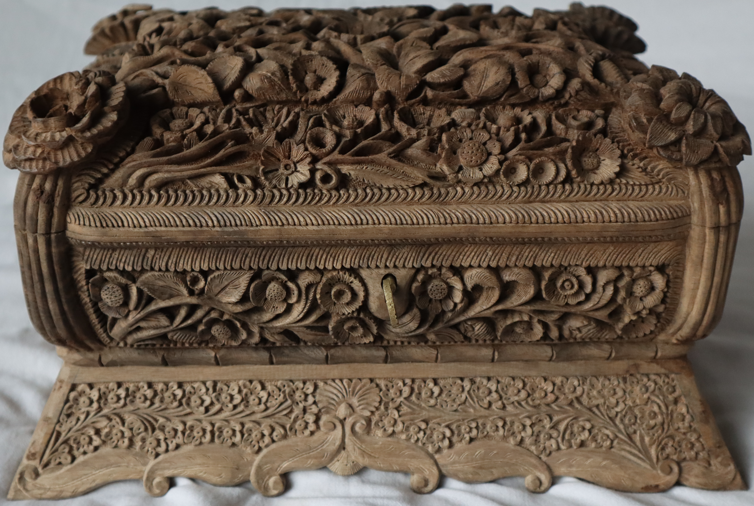 mussarat_zia's tweet image. There is a lot of magic that can be done with 'Dooni Haet', walnut wood. 
Meet Ghulam Nabi Dar Saab, the Carving Connoisseur.
@diprjk @dohhkmr