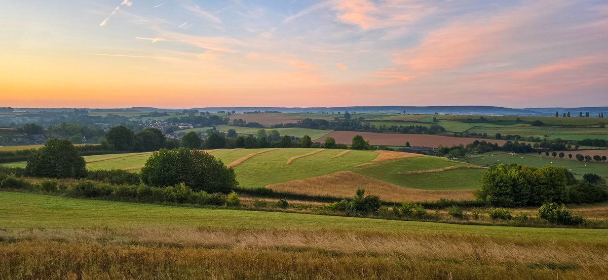 marcelbar8's tweet image. Goedemorgen, vanuit @magnifiekZL wens ik jullie een relaxed weekend toe. Zag de zon prachtig opkomen boven #Eys. Wandel vandaag in een wijde cirkel rond Epen. 

F3 rechts op de foto de kerk van #Gulpen.
