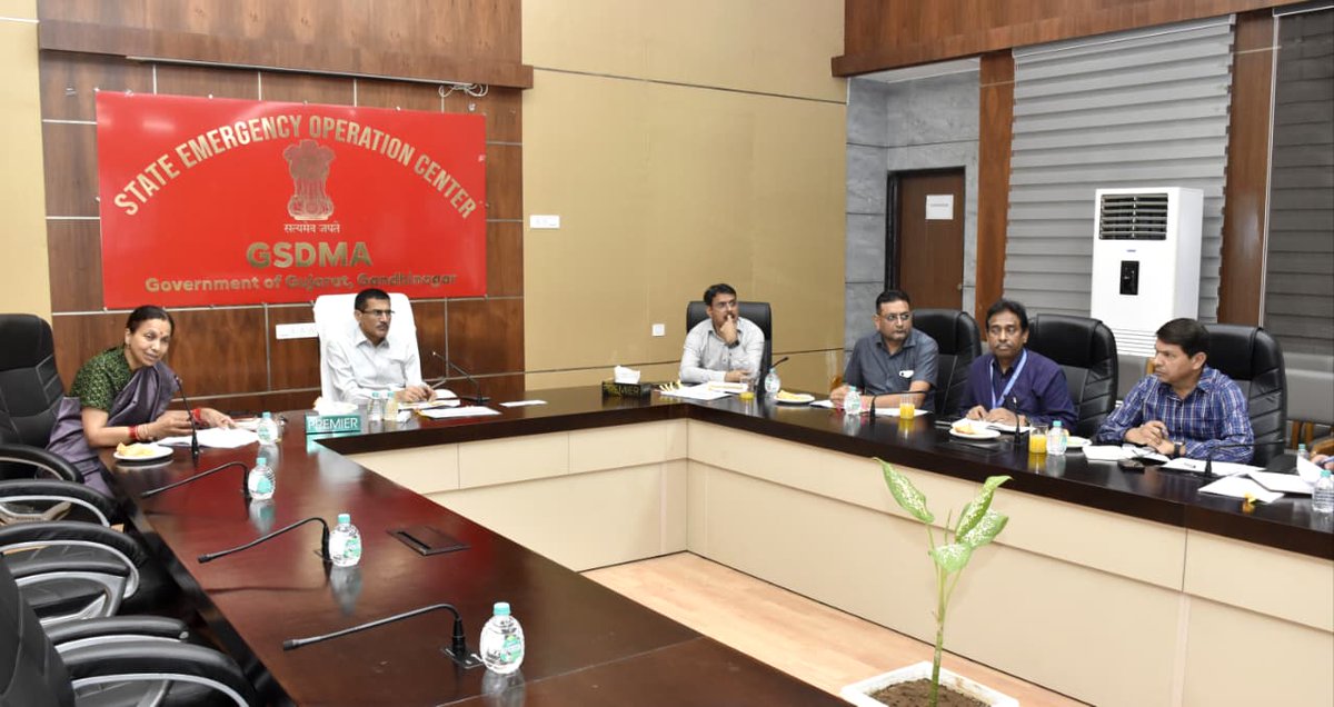 SEOC_Gujarat's tweet image. આજ રોજ માન. મુખ્ય સચિવશ્રીના અધ્યક્ષ સ્થાને જિલ્લા કલેકટરશ્રીઓ સાથે ભારતીય હવામાન વિભાગ દ્વારા આગામી બે દિવસોમાં કરવામાં આવેલ ભારે થી અતિભારે વરસાદની આગાહી સંદર્ભે તૈયારી અંગે સમીક્ષા બેઠક કરવામાં આવી. @CMOGuj @pankajjoshiias @revenuegujarat @JayantiRavi @InfoGujarat