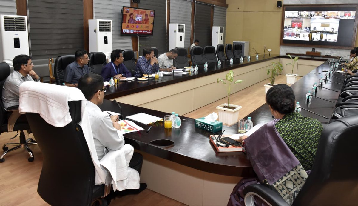 SEOC_Gujarat's tweet image. આજ રોજ માન. મુખ્ય સચિવશ્રીના અધ્યક્ષ સ્થાને જિલ્લા કલેકટરશ્રીઓ સાથે ભારતીય હવામાન વિભાગ દ્વારા આગામી બે દિવસોમાં કરવામાં આવેલ ભારે થી અતિભારે વરસાદની આગાહી સંદર્ભે તૈયારી અંગે સમીક્ષા બેઠક કરવામાં આવી. @CMOGuj @pankajjoshiias @revenuegujarat @JayantiRavi @InfoGujarat