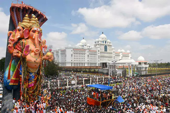 HiHyderabad's tweet image. An Amazing Click From Today&apos;s #Khairatabad #Ganesh #ShobhaYatra in #Hyderabad! 😍👌

#GaneshNimajjanam2025