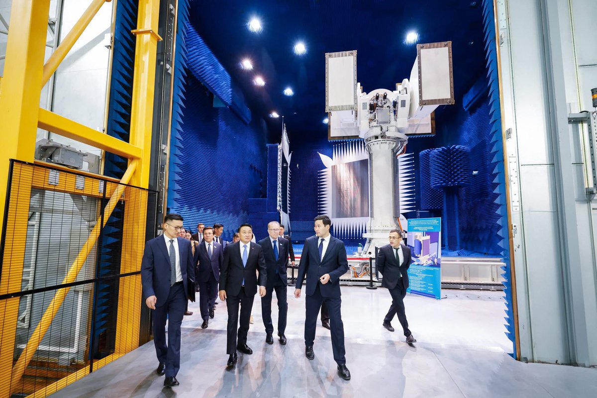 🇲🇳🇰🇿 Монгол Улсын Их Хурлын дарга Д.Амарбаясгалан Астана хот дахь Сансар судлалын үндэсний төвтэй танилцлаа

📌 БНКУ-ын Астана хот дахь Сансар судлалын үндэсний төв нь сансрын технологийн задгай музей, нислэгийн удирдлагын төв, өндөр нарийвчлалтай хиймэл дагуулын навигацийн төв