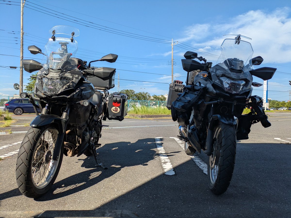 AlphaWolf_FNH's tweet image. なんと！パニアと色が同じ野生のVersysが現れた！
※右が私のです。
＃Versys　＃バイク好き