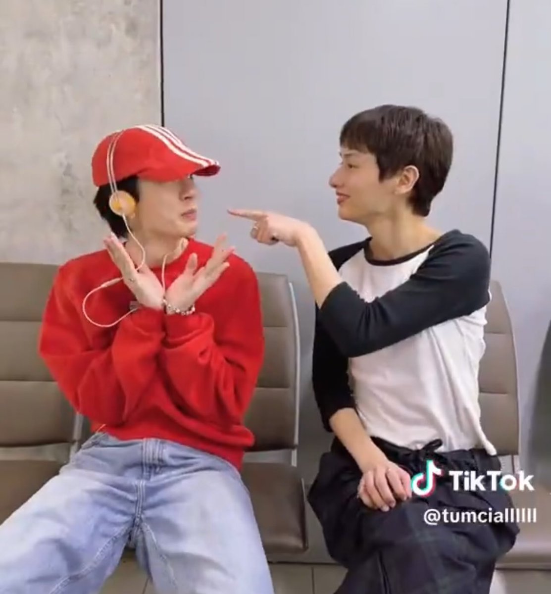 ชี้แล้ว ชี้อยู่ ชี้ตลอดไป 555555 

#ออฟกัน #OffGun