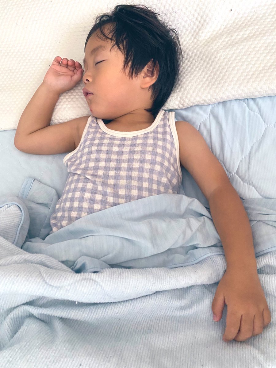 散々寝ないと駄々こねたあげく
出発時間に寝るってあるあるよねー🫠