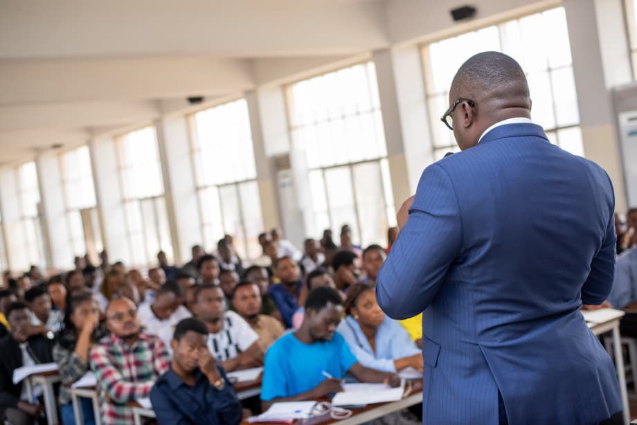 Guymafuta's tweet photo. #RDC « Droit Constitutionnel: Collaboration inter institutionnelle entre le Gouvernement et le Parlement », sujet du séminaire professionnalisant que j’ai eu l’honneur de diriger au profit des étudiants de la deuxième licence, système LMD. @Unikinrdc https://t.co/XkjIjeRFB9