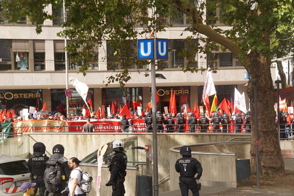 * Nicht unser Krieg, nicht unser Militär: Feuer und Flamme der Bundeswehr!
* Alle zusammen: #RheinmetallEntwaffnen!
* Kein Mensch, kein Cent der Bundeswehr!
* Krieg dem Krieg, überall: Bringt die NATO jetzt zu Fall!
* Die Reichen wollen Krieg! Die Jugend eine Zukunft!

1/2