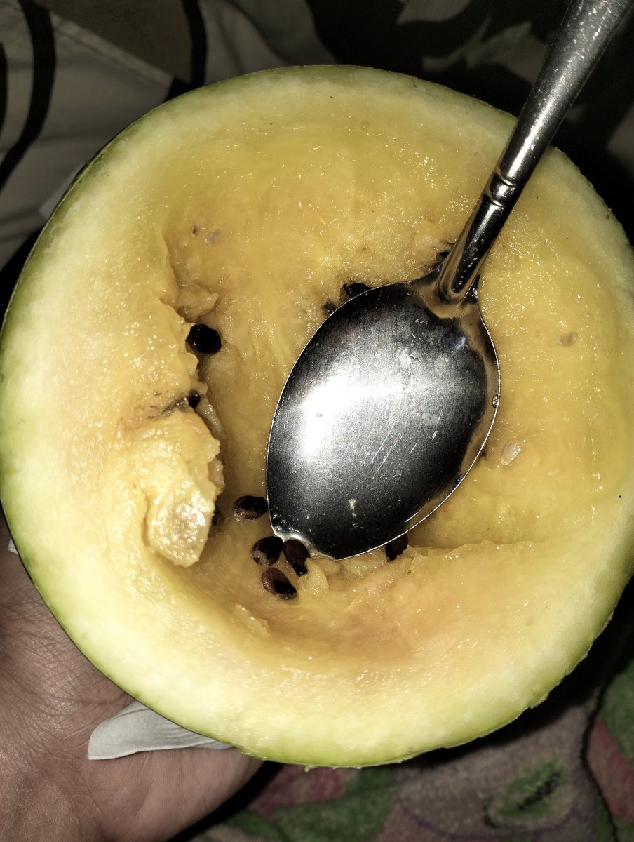 reddamancy's tweet image. in this hot weather let eats watermelon (tapi ini terlalu banyak bijinya)