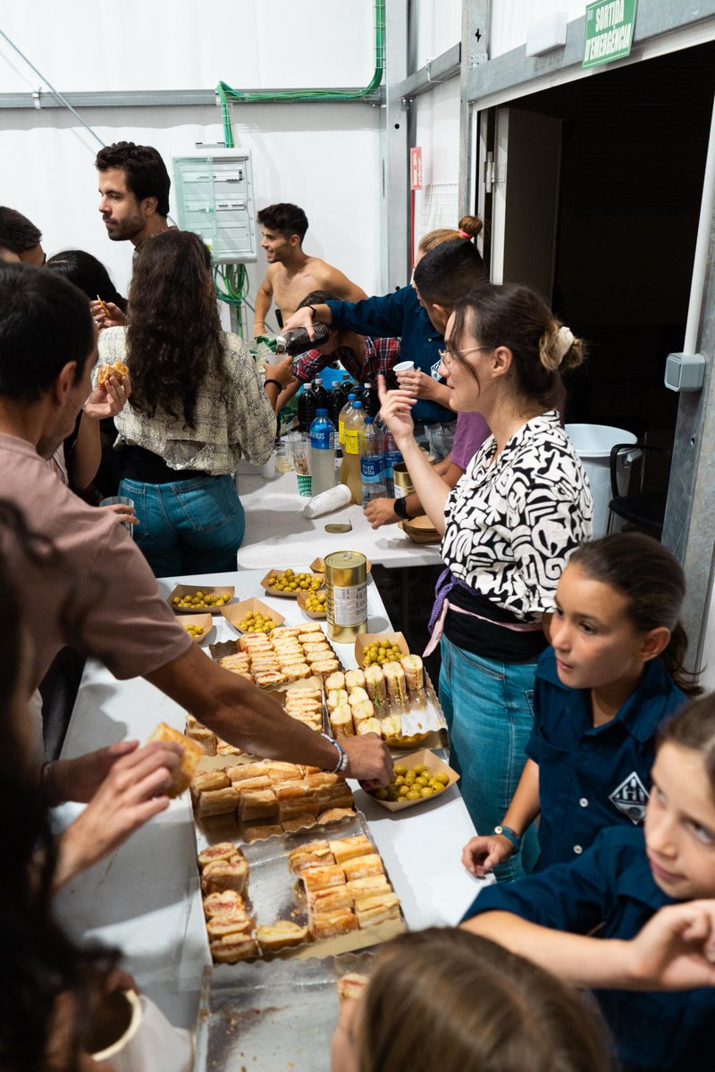 Ahir vam estrenar la Carpa d'assaig dels Castellers de Sarrià! 🤟

Iniciem una nova etapa de la colla amb moltes ganes i il•lusió per seguir aprenent, gaudint i creixent en família 🫂

Volem agraïr també al Morro Fi pel pica pica després d'assaig! Boníssim!!!!
#enVolemMés
