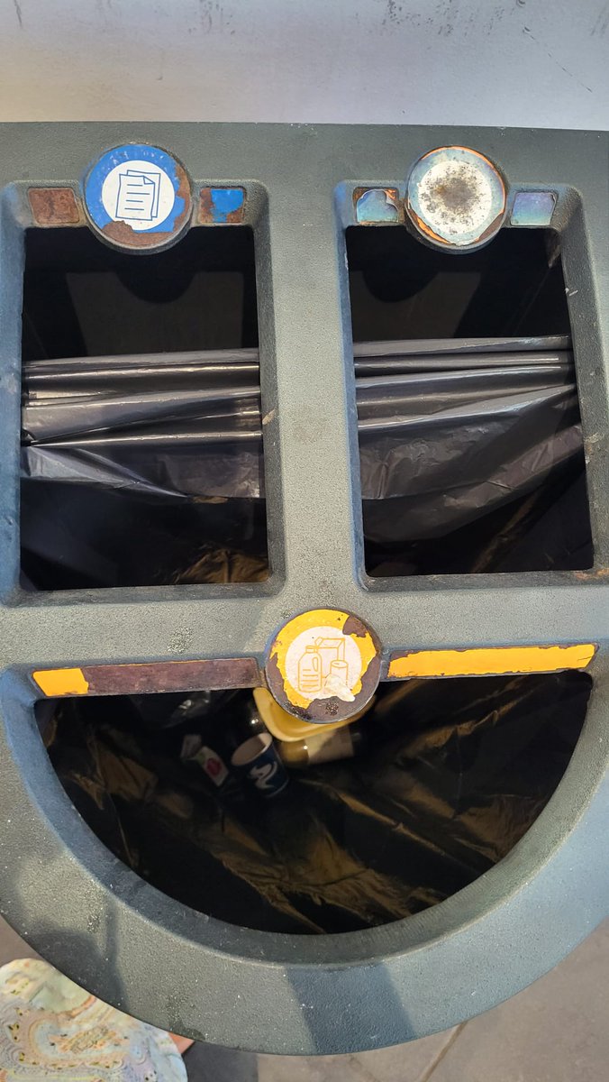 chimomarco's tweet photo. Ya sabemos que @Adif_es tiene problemas más importantes, pero tampoco soluciona los sencillos.
Reciclamos o no?
Estación 🚉 Joaquín Sorolla de València. https://t.co/tOImHq0p0I