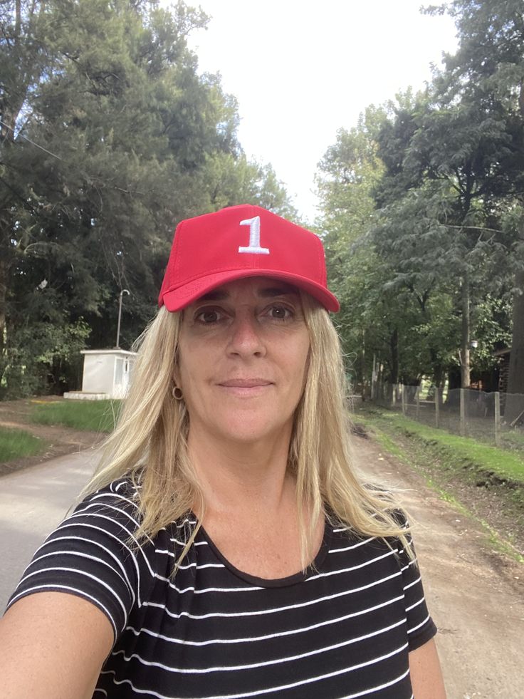 Quand tu fais totalement confiance a quelq'un , tu obtiens deux choses : soit une personne pour la vie , soit une leçon pour la vie , c'est une triste realité 😔😔