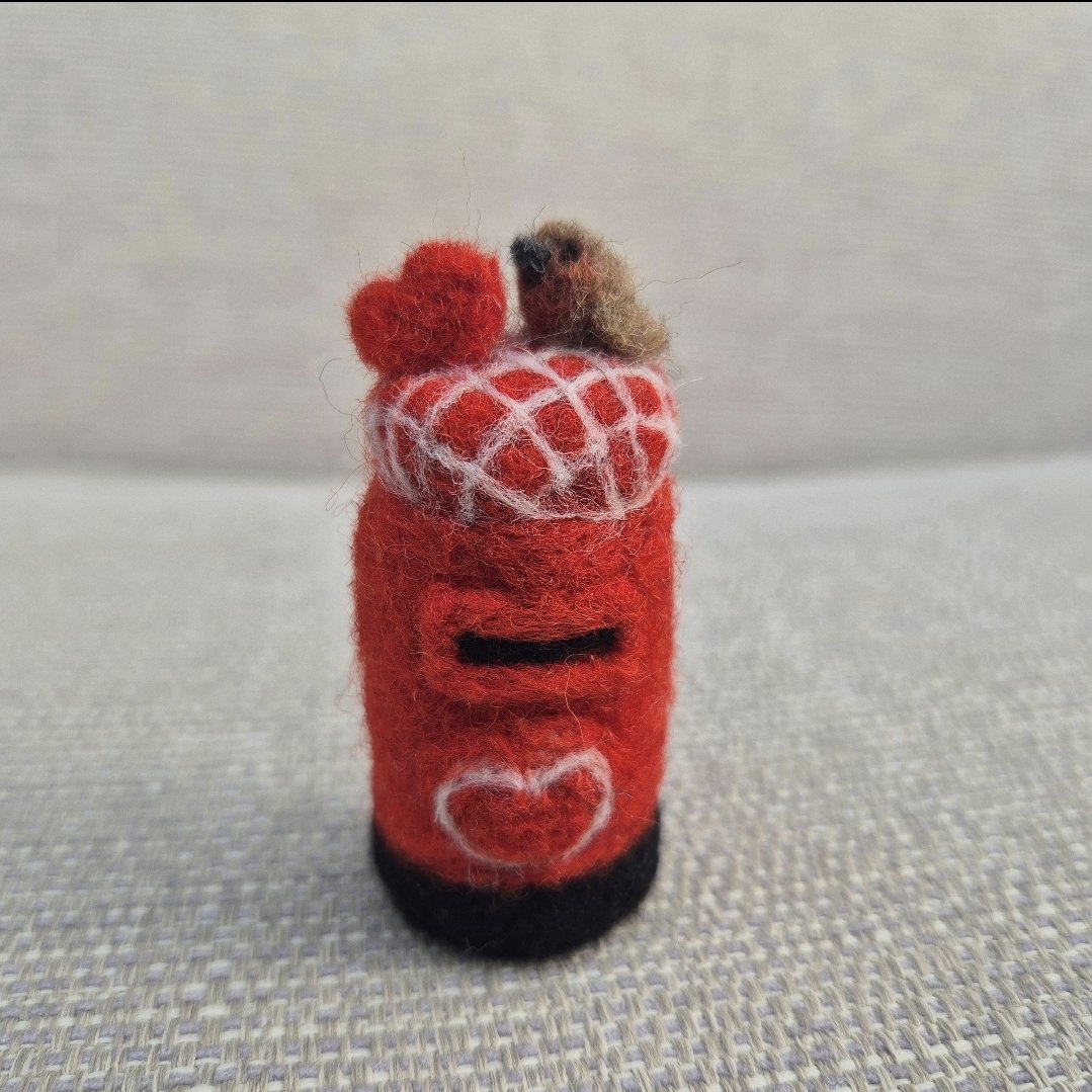 Happy #postboxsaturday! 📮
Hope you love my miniature felted version with a sweet robin perched at the top.
Thank you ❤️ 
therockingfelter.etsy.com/listing/186223…
#postbox #miniatures #UKGiftAM #handmade #redrobin #birds