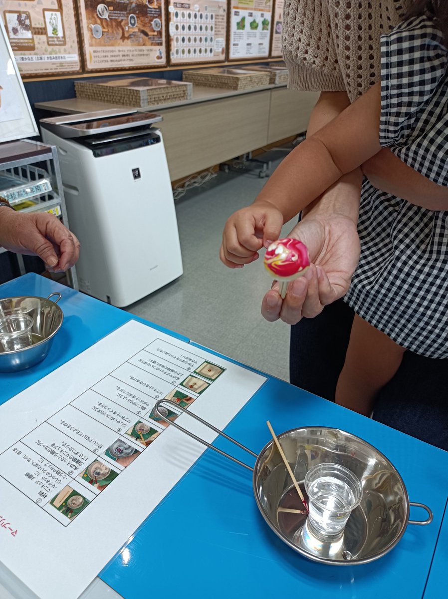 9月6日（土）〜9月28日（日）の土日祝。工作教室「マーブリング」が始まっています。
マニキュアを水に浮かべて模様を作り、木のマグネットにつけて乾かすと完成！3色の色がどんなふうになるか楽しみですね😀🎨
#徳島観光　#那賀町　#工作教室　#マーブリング