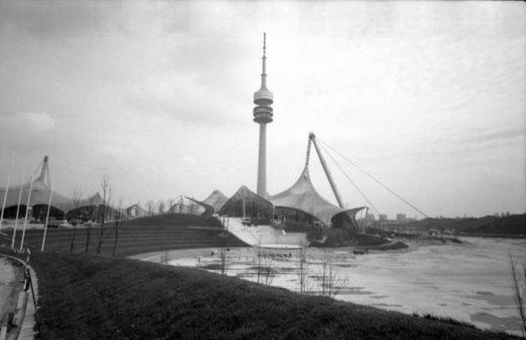 De Olympische Spelen van 1972 in München veranderden binnen enkele uren van een volksfeest in een bloedbad – met enorme gevolgen.

Een gesprek met <a href="/RolfBos/">Rolf Bos</a> van het boek "Een Duitse zomer" staat op sportgeschiedenis.nl/olympische-spe…