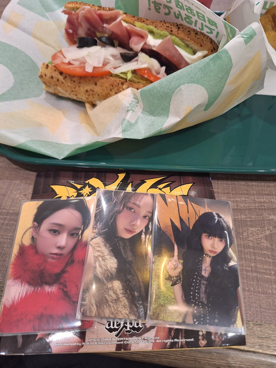 なんかもうタワレコどうしよう(満足)　
商品が売ってなかったら、やめよ🥺

HMVはほぼこのバージョンしかなかった