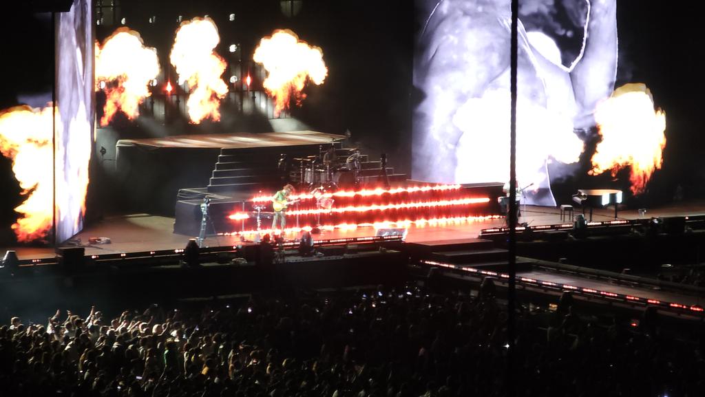 DiariodeMorelos's tweet image. ✨🔥 Así se vivió la noche con Imagine Dragons en la CDMX 🔥✨
El escenario se convirtió en un mar de luces, energía y emoción cuando miles de fans corearon cada una de las canciones de la banda. Desde los clásicos que marcaron generaciones hasta los nuevos éxitos, Imagine…