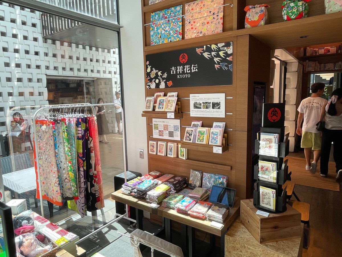 EARMIND2020's tweet photo. 週末はコアタイムに代官山蔦屋書店の店頭におります。本日も日本、海外のお客様もお越しくださいました！お手にとってくださるのが嬉しい限りです。

明日も15時頃からおります。ぜひお越しください！

#代官山蔦屋 #吉祥花伝 #丹後ちりめん #工芸　#グリーティングカード https://t.co/YyDHnB4zTS