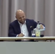 MitAktien's tweet photo. Diese Bilder zeigen, wer gestern gewonnen hat. 😂 Einer rastet aus, der Andere hat gute Laune! https://t.co/YqQMZoOhCh