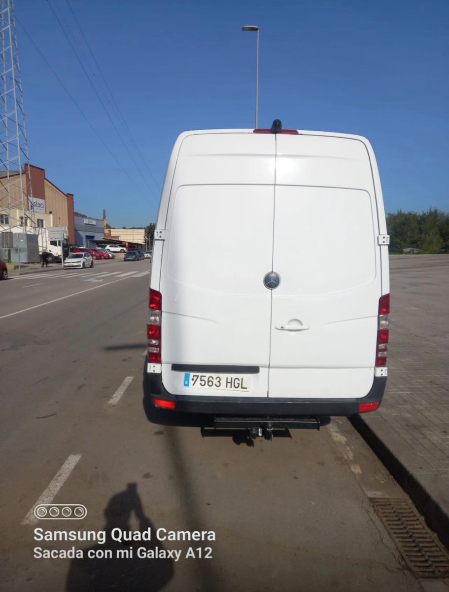Furgoneta robada a Cardedeu. Una Mercedes Sprinter blanca amb matrícula 7563 HGL, que estava estacionada al carrer Manel Raspall.

Si algú la veu si us plau aviseu al 112 (Mossos d’Esquadra) i al 628408832 Carla.