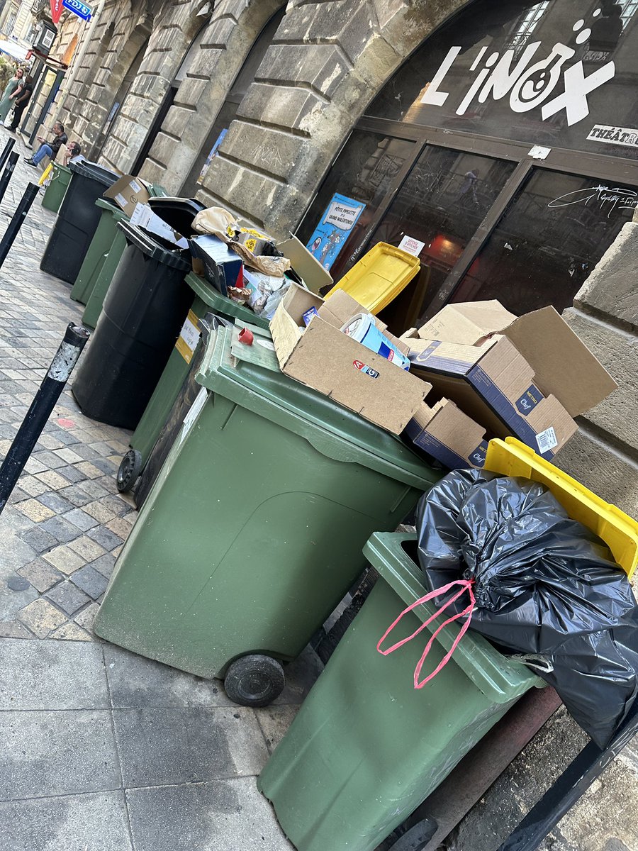 Place du Parlement, Rue Fernand Phillipart… les poubelles des restaurants sont dehors en permanence 🤦🏻‍♂️ voici le décor pour les habitants et les touristes 🛑STOP à la CradoAttitude 🤦🏻‍♂️ mon décor depuis 2020 🤦🏻‍♂️<a href="/T_Cazenave/">Thomas Cazenave</a> <a href="/AvecAlexandra/">Avec Alexandra Siarri Bordeaux</a> <a href="/n_delattre/">Nathalie Delattre</a> #saccagebordeaux #bordocrado