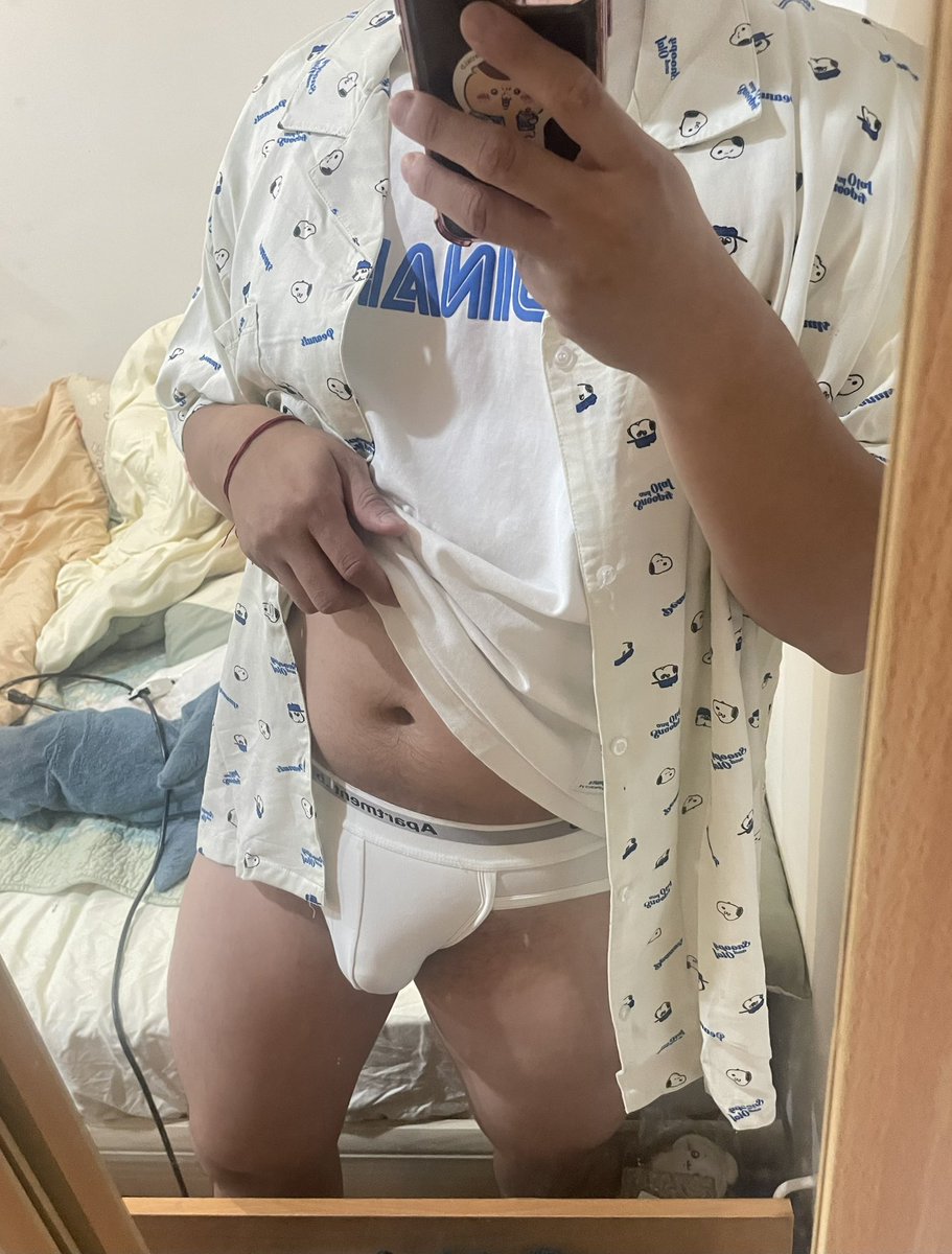 其實破掉了，但是用襯衫遮起來