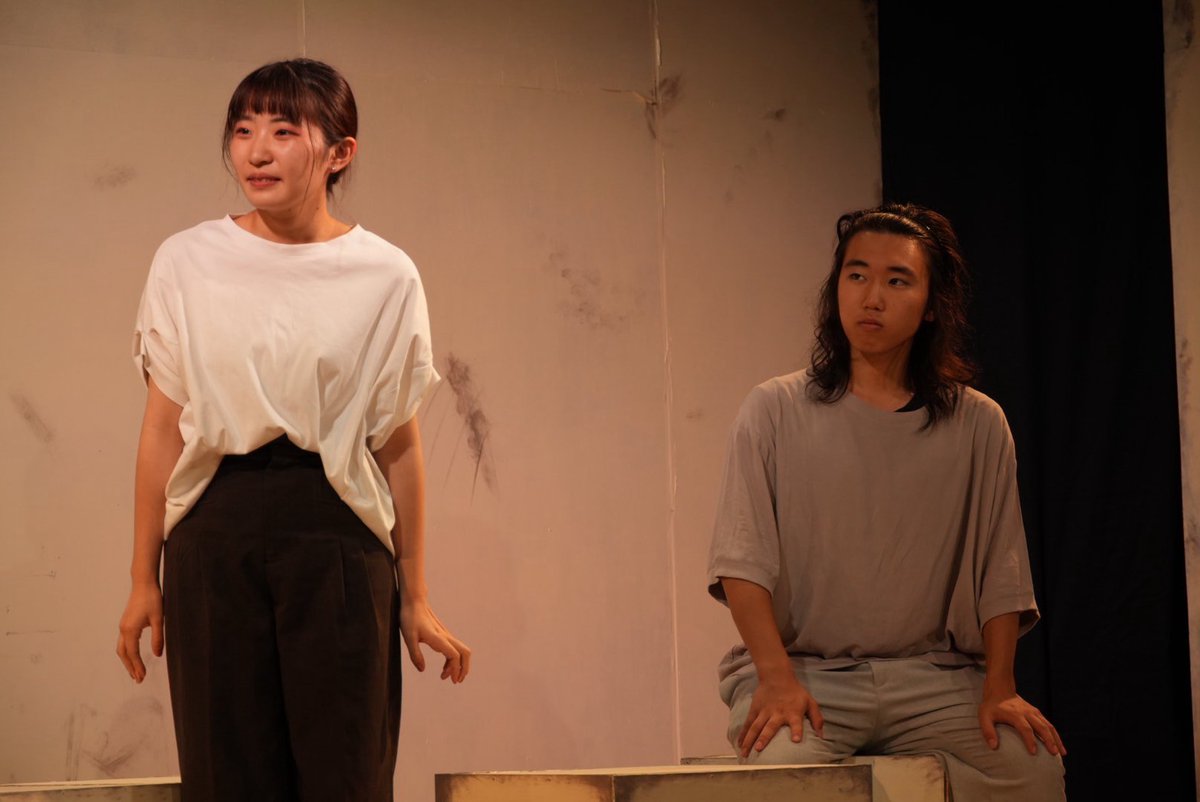 『HIDEOUT』
残すところ2ステージとなります📚

夜の回
受付開始・開場　17:30
開演　18:00
公演時間　120分(途中休憩なし)
当日券あり

皆様のご来場お待ちしております。

撮影：發見様