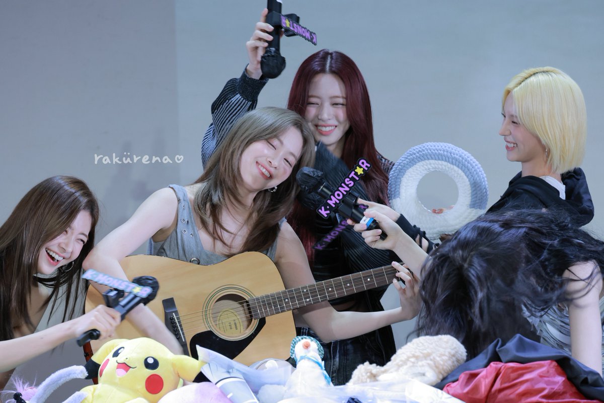 nongnoc_'s tweet photo. this is such a perfect pic https://t.co/U1QZdZfSpR
