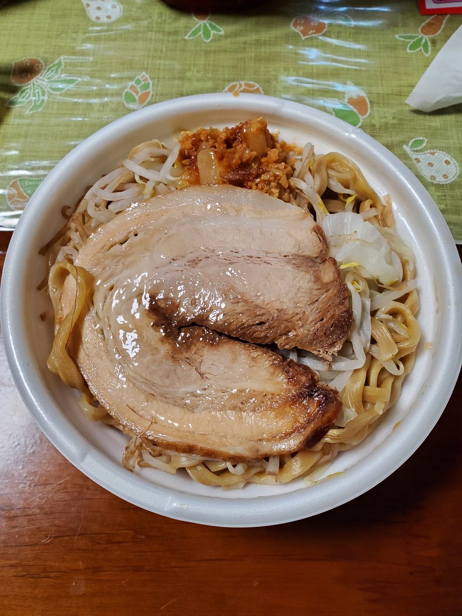 0428Taro's tweet photo. ラーメン二郎食べてみたいけど入りづらいのでセブンの二郎系ラーメンを購入してみました🍜

太い麺(うどん!?)、沢山入ったもやし、柔らかチャーシューとボリューム満点で美味しかったです。
烏龍茶ともよく合います(^q^)

#ラーメン https://t.co/RoWo6oEWUn