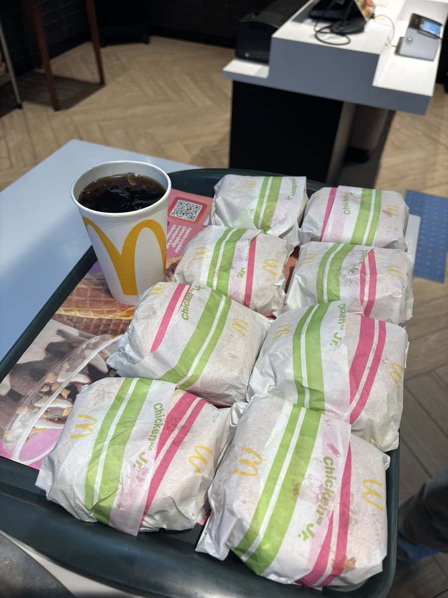 Meu amigo do trampo acabou de pedir 8 chicken jr pra matar a larica pós rolê KKKKKKKKKKKKKKKK