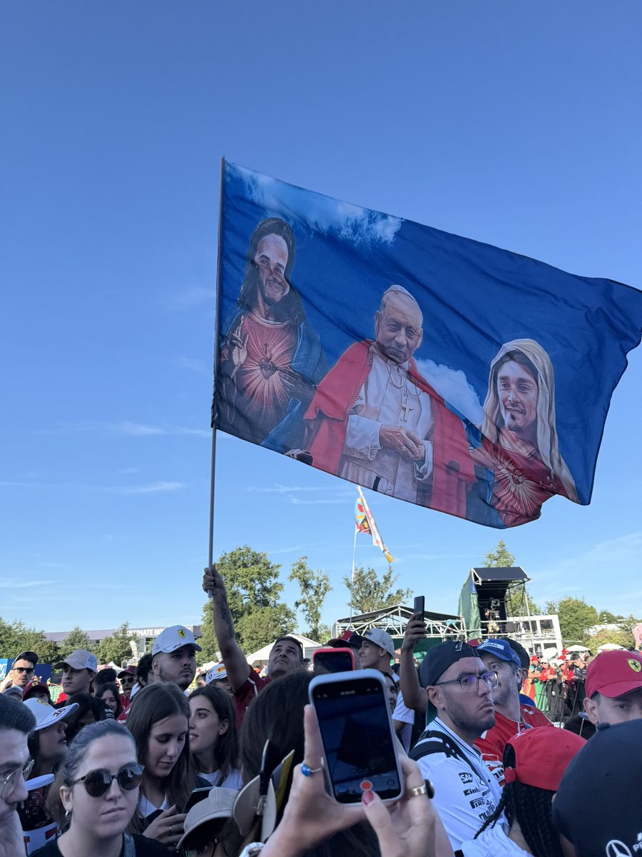 44britcedes's tweet photo. the flag is back 😭 https://t.co/Bb05XPasEx