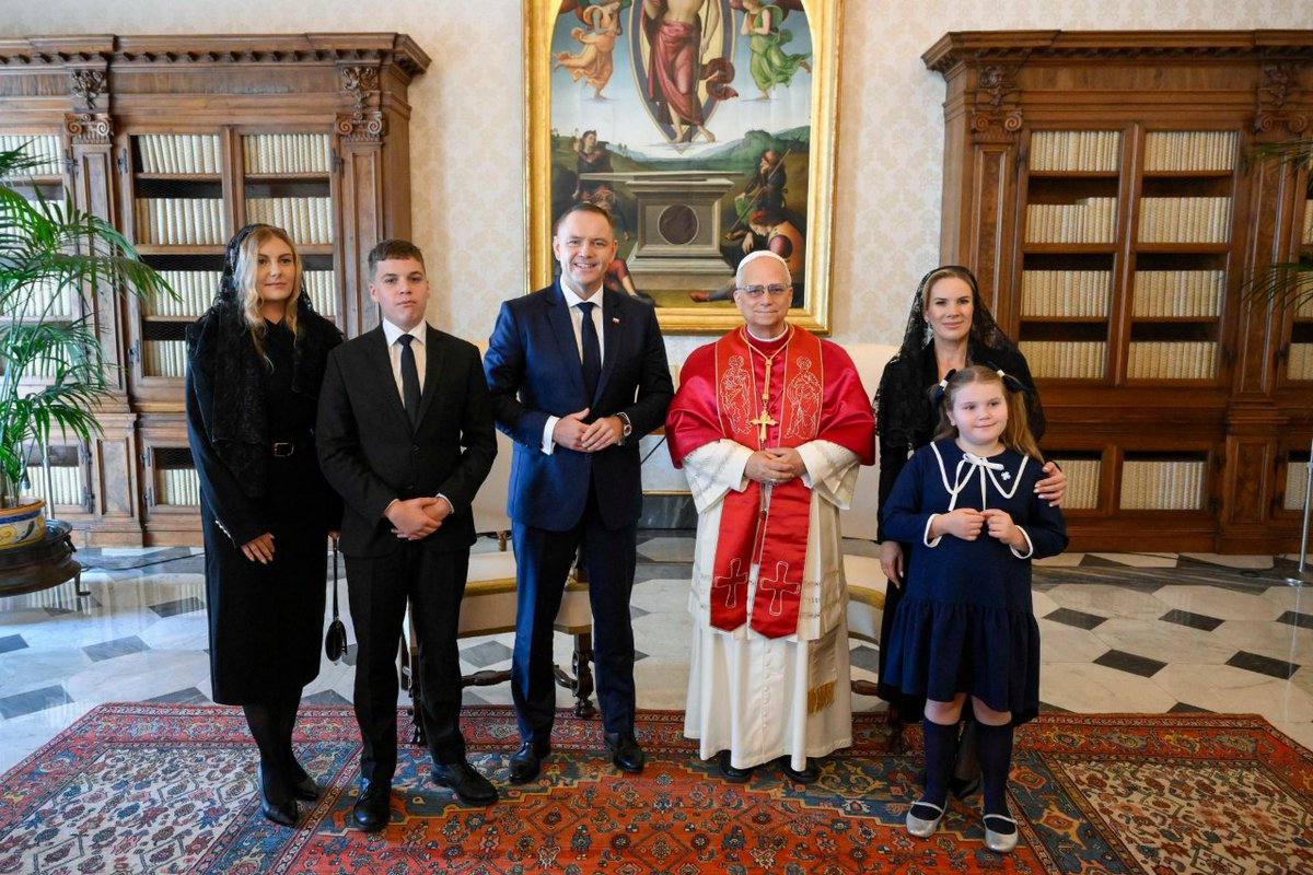 Jaką funkcję publiczną pełni pana siostra panie <a href="/NawrockiKn/">Karol Nawrocki</a> ?🤔
Kto sfinansował jej podróż do Watykanu?🤔
Wycieczka rodzinna za pieniądze Polaków?🤔