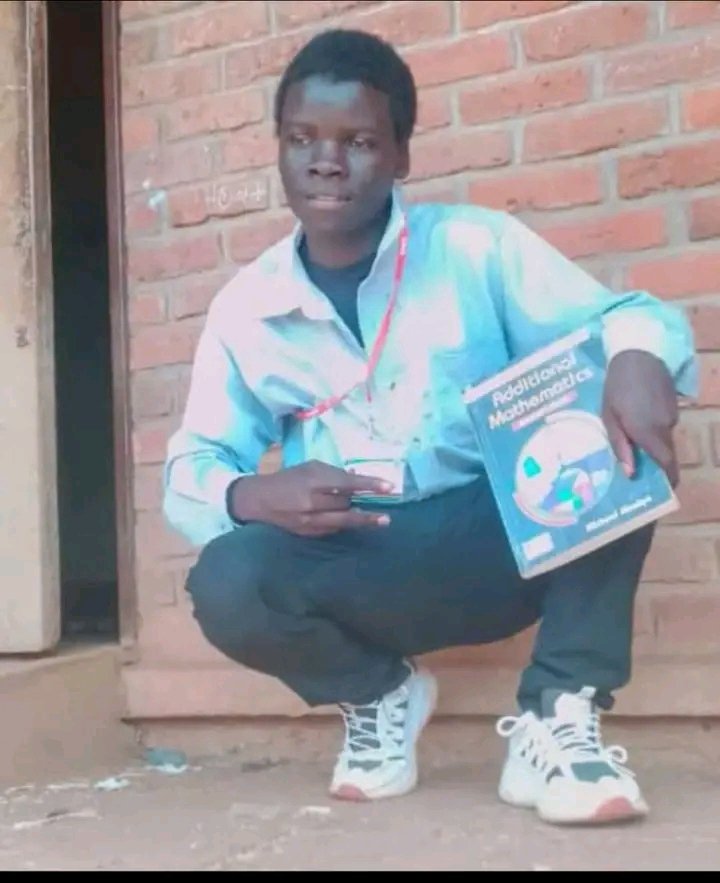 akometsimw's tweet image. Congratulations Joseph Tsogolani, top performer in this year's MSCE results 🎉
Wapeza 7 points: Mathematics 1, Additional Mathematics 1, Physics 1, Agriculture 1, Biology 1, Chemistry 2, English 2 & Chichewa 4.
From M'mbomba Secondary, he hails from Nthondo village, Ntchisi