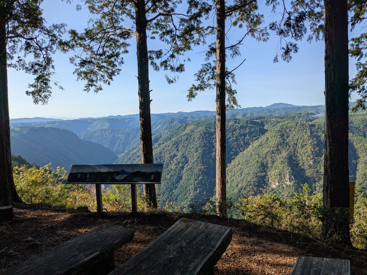 お…？展望台…？
とふらっと分け入ったのが運の尽き
ご自由にどうぞ的に杖がある時点で気づくべき
赤土の急斜面を杖ついてカーボンソールで登るアホ発生の事案

まぁ…登った甲斐はあったか…
