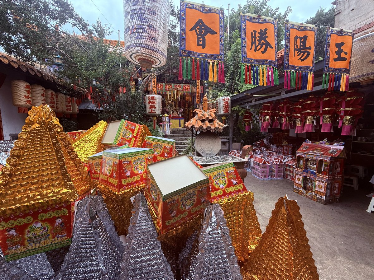 中元法事已圆满完成。灯烛通明，香火相续，普度幽魂，超荐先人。愿功德回向，庇佑生者平安康泰，逝者得度安宁。中元，不是鬼魅之日，而是思念与感恩的时刻。