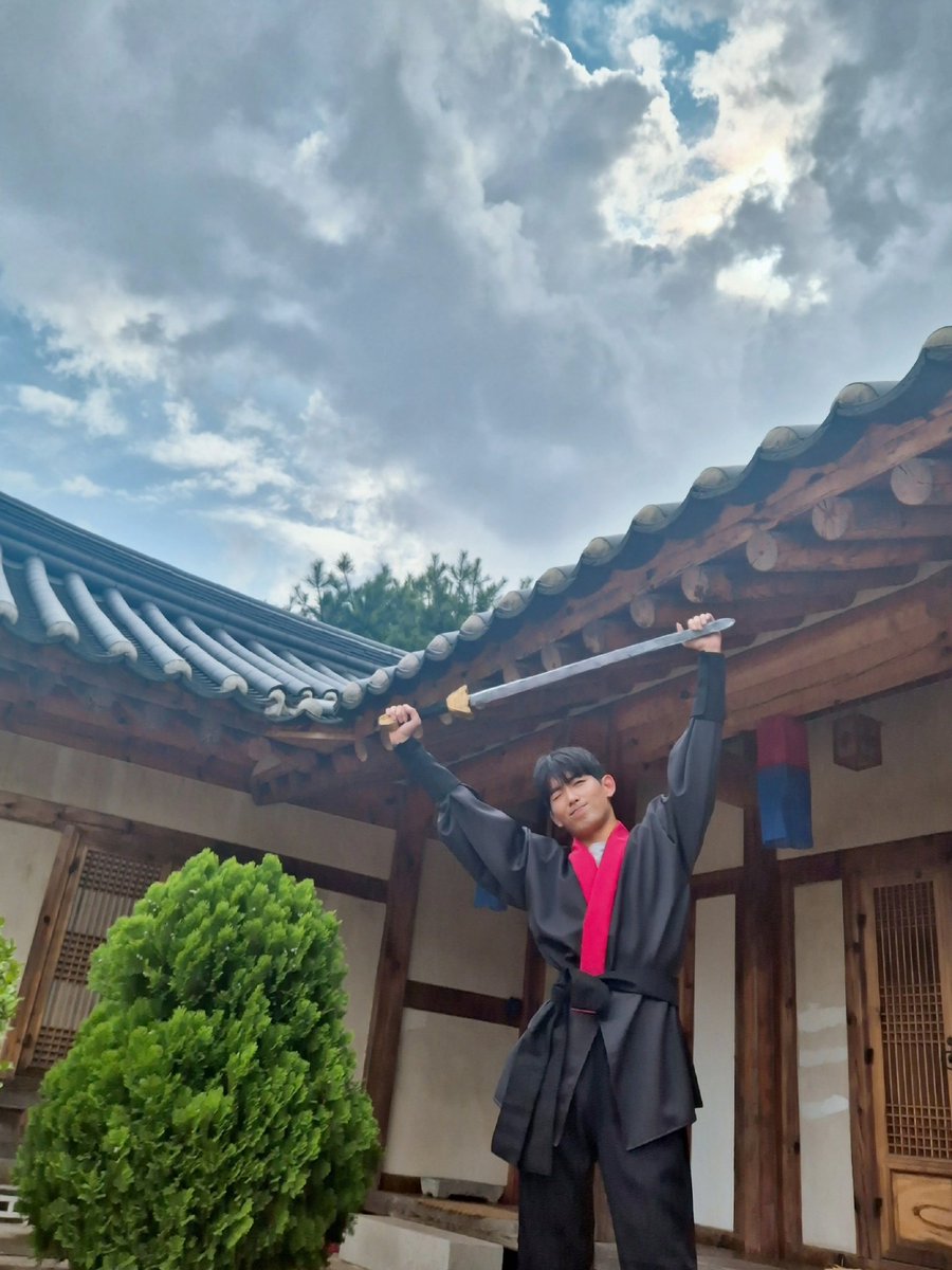 오늘 부천으로 사진찍기연습 갔다 왔슴다잉

비 많이 오길래 걱정했는데 촬영할때는 날이 맑아져서 다행이네여 그리고 사진 찍는거 와방 어렵네요...사진사분들 존경합니다

그 와중에 다른분이 절 찍어주신건 잘나와서 넘 감사하네요ㅜ 짱 재미있었습니다