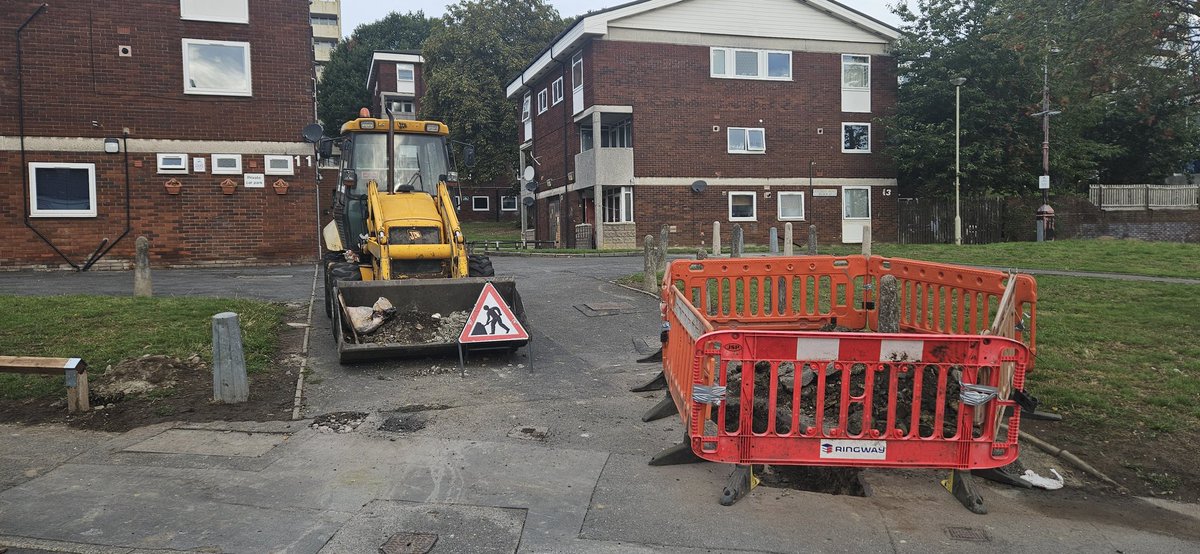 Staceytamara1's tweet photo. The class discrimination by @DudleyMBC_CLS bollards and barricades, blocking the residents  in Halesowen centre with children and groceries from getting into their homes. No one to speak for the residents where are you the elected @AlexBallingerMP what say you @simonphippss https://t.co/s0douYjkAJ