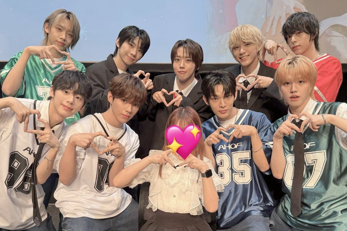 luvjeguriii's tweet photo. ang laki ng hearts ng iba tapos eto yung stewon🥲 maliit na heart gawa ng mala-kikiam na daliri😭 cutest scam ever HAHAHA🤏

#STEWON #STEVEN #스티븐 #JUWON #박주원 https://t.co/ERZsWanTuz