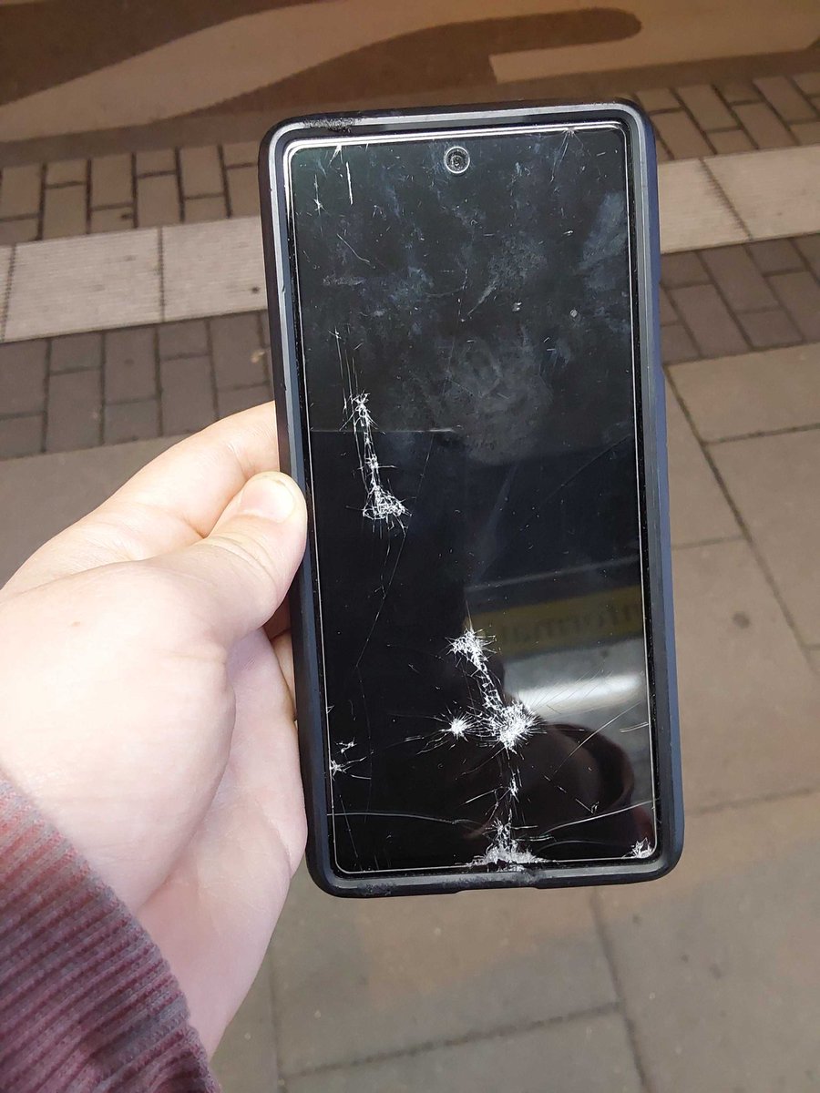 Ratet mal, wer gestern Abend voll auf die Fresse gefallen ist und nicht nur sein Knie, sondern auch sein Handy geschrottet hat 🫠