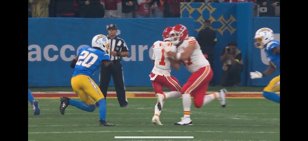 ALSaylor4's tweet image. Worthy is looking for the ball.  Kelce is not.