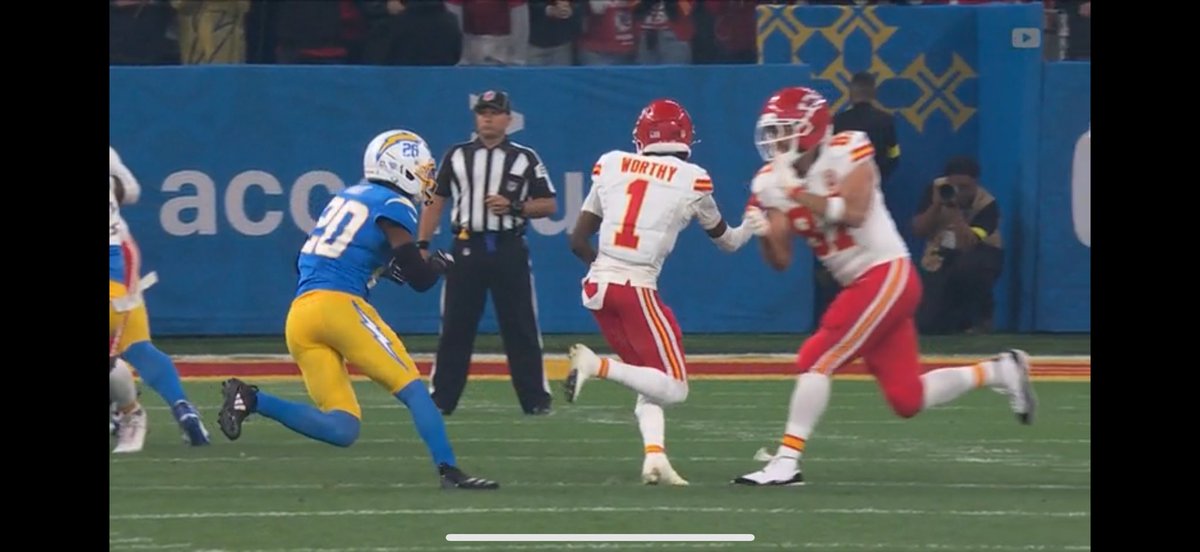 ALSaylor4's tweet image. Worthy is looking for the ball.  Kelce is not.