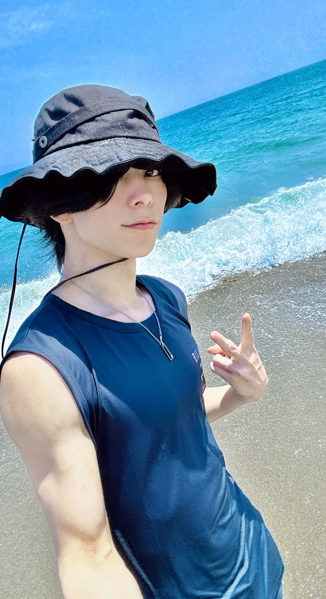 antsa_www's tweet photo. キメ顔してるけどよく見たら海に落としたせいで帽子が塩だらけな写真👒🤣🫧🌊🪸🫧🏖🫧🏝 https://t.co/X8MXcadCjX